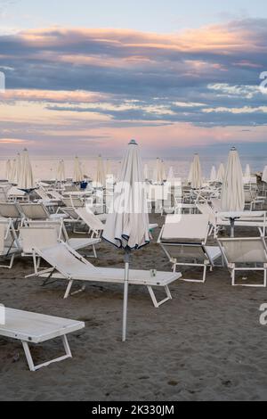 Spiaggia Lido di Venezia a Venezia in serata estiva al tramonto con ombrelloni e sedie a sdraio Foto Stock