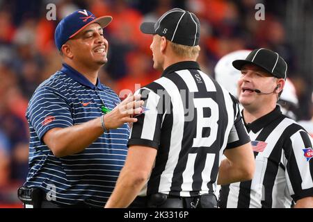 23 settembre 2022: Tony Elliott, allenatore capo della Virginia Cavaliers, reagisce a una chiamata contro l'Orange Syracuse durante la prima metà di venerdì 23 settembre 2022 al JMA Wireless Dome di Syracuse, New York. Rich Barnes/CSM Foto Stock