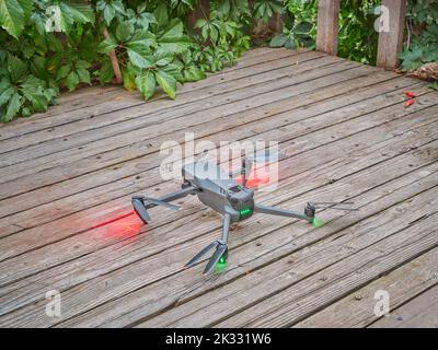 Fort Collins, CO, USA - 13 settembre 2022: DJI drone quadricottero pieghevole sta decollo da un ponte sul cortile o patio all'alba estiva. Foto Stock