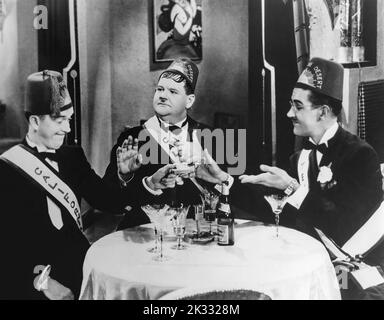 Stan Laurel e Oliver Hardy nella scena cinematografica 'Sons of the Desert' 1933 Foto Stock