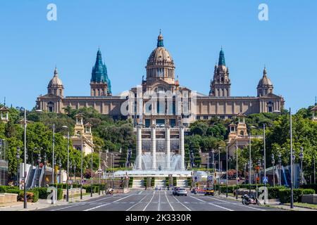 Vista del Palazzo Nazionale di Montjuic sulla Fontana Magica di Montjuic da Placa d'Espanya, Barcellona, Spagna Foto Stock