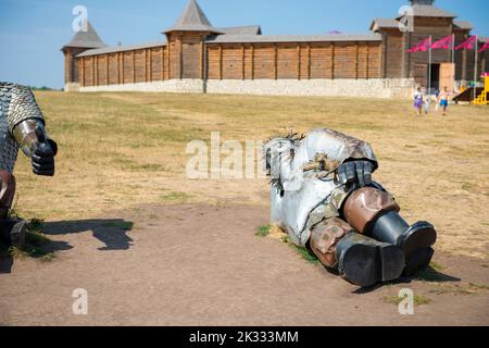 Città Zadonsk, regione di Lipetsk, Russia - 20 agosto 2021: Composizione scultorea Bogatyrs in una battuta d'arresto. Safari Park "Kudykina Gora" Foto Stock