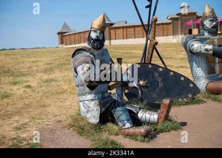 Città Zadonsk, regione di Lipetsk, Russia - 20 agosto 2021: Composizione scultorea Bogatyrs in una battuta d'arresto. Safari Park "Kudykina Gora" Foto Stock