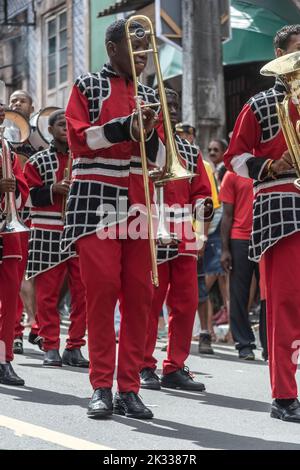 Salvador, Bahia, Brasile - 02 luglio 2015: Musicisti sono visti durante la sfilata di indipendenza Bahia nel quartiere Lapinha in Salvador. Foto Stock