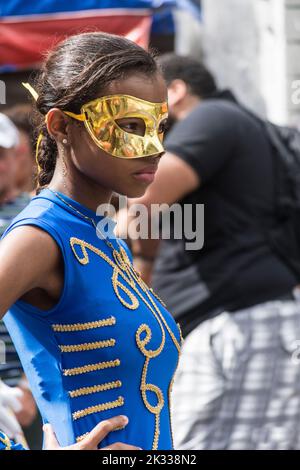 Salvador, Bahia, Brasile - 02 luglio 2015: Gli studenti delle scuole pubbliche sono visti durante la sfilata di indipendenza di Bahia nel quartiere di Lapinha in Salvador. Foto Stock