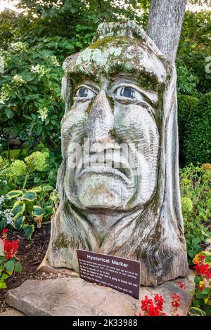 Statua intagliata in legno umoristico al capo Big Nose, un indiano nativo americano che vive vicino al lago di Ginevra, contea del Wisconsin, America, USA Foto Stock