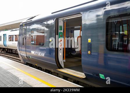 Una classe 707 sud-orientale arriva alla stazione di London Bridge a Londra Foto Stock