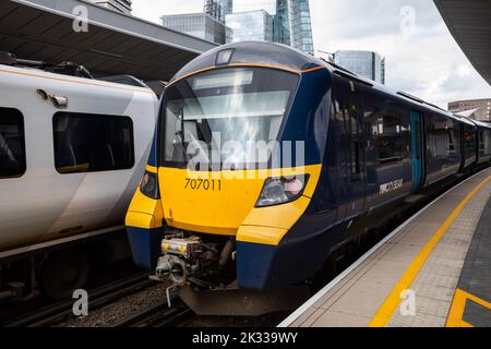 Una classe 707 sud-orientale arriva alla stazione di London Bridge a Londra Foto Stock