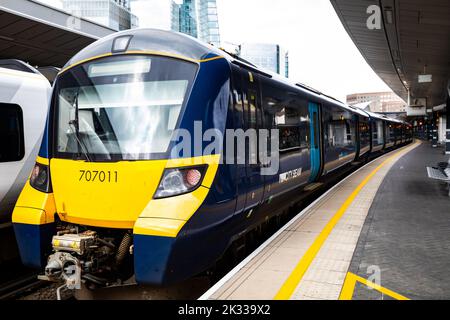 Una classe 707 sud-orientale arriva alla stazione di London Bridge a Londra Foto Stock