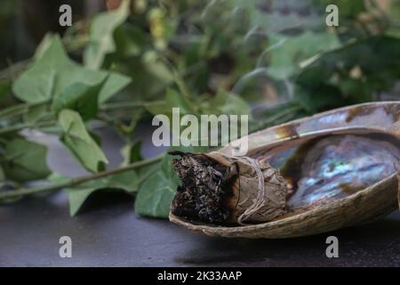 salvia bruciante in una ciotola per meditare Foto Stock