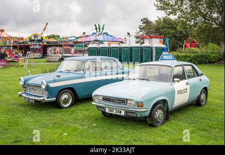 Una macchina della polizia di Austin Allegro e una berlina di Austin Cambridge al Carnevale di Washington, Tyne and Wear, Inghilterra, Regno Unito Foto Stock
