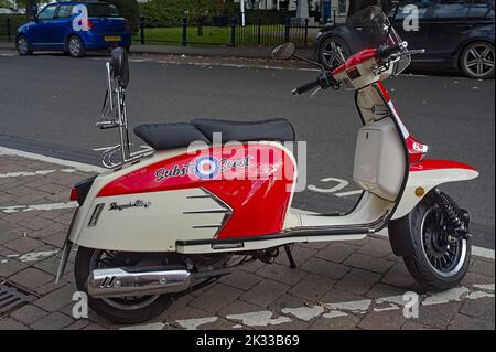 Scooter in lega Royal in stile vintage sul lato della strada a Boston nel Lincolnshire Foto Stock