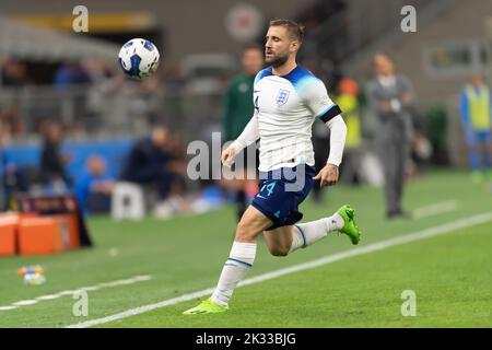 Luke Shaw (Inghilterra) durante la partita della UEFA 'Nations League 2022-2023 tra l'Italia 1-0 Inghilterra allo stadio Giuseppe Meazza il 23 settembre 2022 a Milano. Credit: Maurizio Borsari/AFLO/Alamy Live News Foto Stock