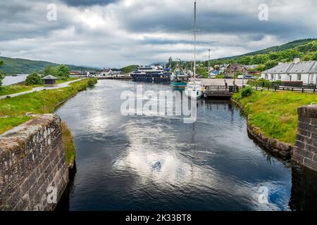 Inizio del canale di Caledonian, vicino a Fort William e ben Nevis, serata estiva al tramonto, riflessi sull'acqua del canale, con barche in attesa in beautifu Foto Stock