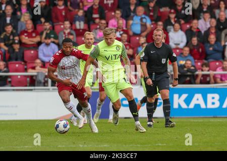 Ali Koiki di Northampton Town è affrontato dal Will Collar della Stockport County durante la seconda metà della partita della Sky Bet League 2 tra Northampton Town e Stockport County al PTS Academy Stadium di Northampton sabato 24th settembre 2022. (Credit: John Cripps | MI News) Credit: MI News & Sport /Alamy Live News Foto Stock