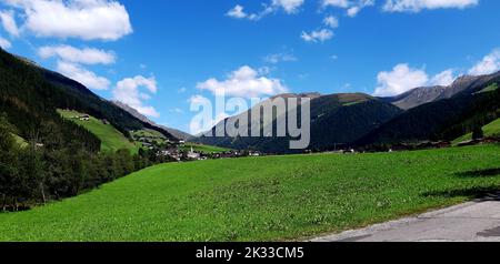 Vista panoramica sulla valle di Casies, una valle verde al confine con l'Austria, con montagne alte oltre 2000 metri. Foto Stock