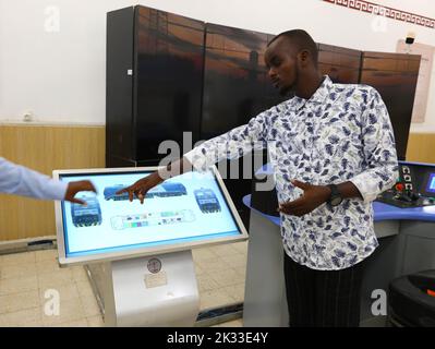 Gibuti, Gibuti. 19th Set, 2022. Uno studente utilizza un touch screen presso il laboratorio di Gibuti Luban presso la Scuola industriale e commerciale di Gibuti a Gibuti City, capitale del Gibuti, il 19 settembre 2022. Il primo workshop africano di Luban è stato lanciato a Gibuti nel marzo 2019 con l'obiettivo di fornire una formazione professionale di qualità alla popolazione locale, in particolare ai giovani del paese. Nel 2022, il primo gruppo di 24 studenti si diplomerà al laboratorio di Luban. Credit: Dong Jianghui/Xinhua/Alamy Live News Foto Stock