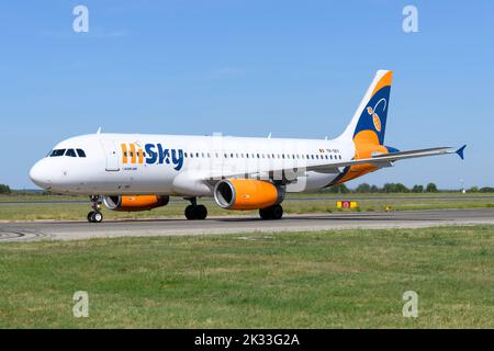 Aereo HiSky Airbus A320. Hi Sky è una compagnia aerea moldova. Aeromobile A320 delle compagnie aeree moldavo HiSky. Foto Stock