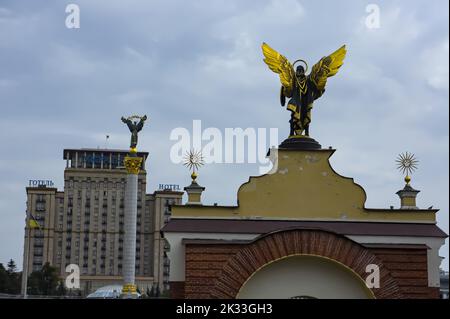 Kiev, Ucraina - 11 settembre 2022: Vista del monumento all'indipendenza in piazza Maidan Nezalezhnosti a Kiev, Ucraina. Statue affiancate Foto Stock