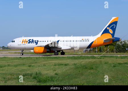 HiSky Airbus A320. Hi Sky è una compagnia aerea della Moldavia. Aereo A320 delle compagnie aeree della moldavia HiSky. Foto Stock