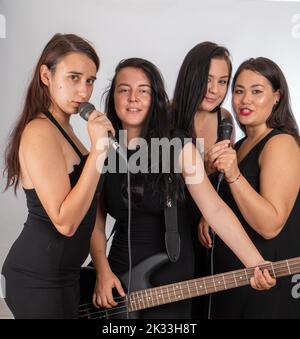 Gruppo musicale femminile su sfondo bianco isolato. Foto Stock