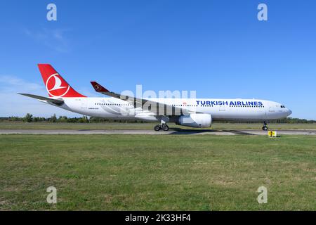 Turkish Airlines Airbus A330 Airplane. Aereo A330-300 della Turkish Airlines che tassa in un aeroporto. Foto Stock