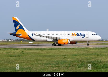 HiSky Airbus A320 taxi aereo. Hi Sky è una compagnia aerea della Moldova e della Romania. Aeromobile A320 delle compagnie aeree moldavo HiSky. Foto Stock