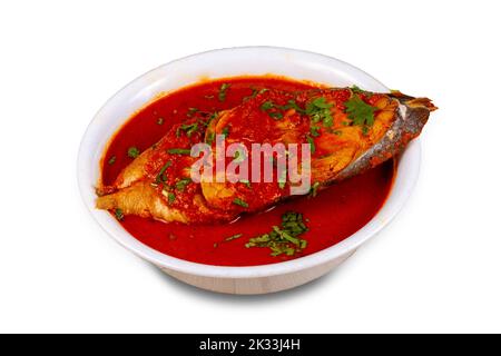 Primo piano di surmai masala o surmai curry preparato con cipolla, aglio e una miscela di spezie indiane in una ciotola. Foto Stock