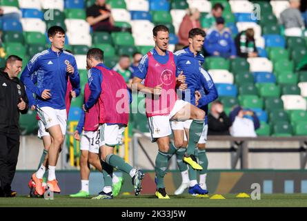 Jonny Evans (centro) dell'Irlanda del Nord durante il warm up prima della partita J del gruppo della UEFA Nations League al Windsor Park, Belfast. Data immagine: Sabato 24 settembre 2022. Foto Stock