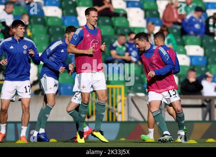 Jonny Evans (centro) e Corry Evans (a destra) dell'Irlanda del Nord durante il riscaldamento prima della partita J del gruppo della UEFA Nations League al Windsor Park, Belfast. Data immagine: Sabato 24 settembre 2022. Foto Stock