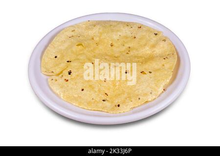 Papad fritto o paapadam servito in un piatto su sfondo bianco. Messa a fuoco selettiva. Foto Stock