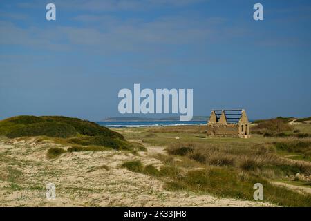 Edificio abbandonato sul mare sardinino Foto Stock