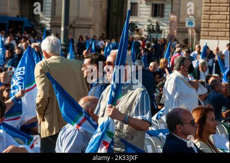 Roma, Italia 22/09/2022: 'Insieme per Italia', coalizione di destra chiusura della campagna elettorale per le elezioni generali italiane. Piazza del Popolo. © Andrea Sabbadini Foto Stock