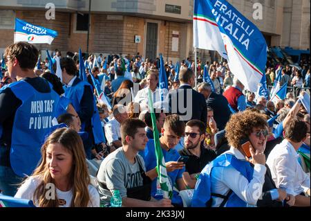 Roma, Italia 22/09/2022: 'Insieme per Italia', coalizione di destra chiusura della campagna elettorale per le elezioni generali italiane. Piazza del Popolo. © Andrea Sabbadini Foto Stock