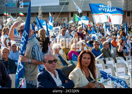 Roma, Italia 22/09/2022: 'Insieme per Italia', coalizione di destra chiusura della campagna elettorale per le elezioni generali italiane. Piazza del Popolo. © Andrea Sabbadini Foto Stock