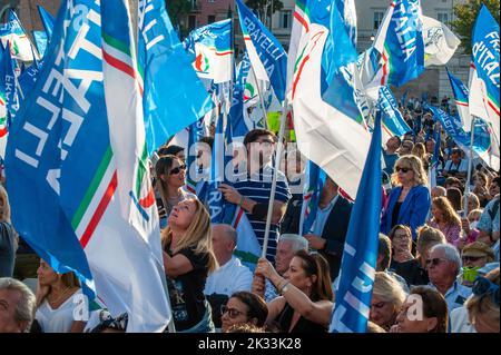 Roma, Italia 22/09/2022: 'Insieme per Italia', coalizione di destra chiusura della campagna elettorale per le elezioni generali italiane. Piazza del Popolo. © Andrea Sabbadini Foto Stock