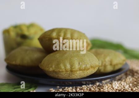 Jowar palak puri o spinaci sorgo fritti pane piatto. Pane fritto fatto di farina di miglio di sorgo e spinaci purei. Servito con purè di patate speziate gr Foto Stock