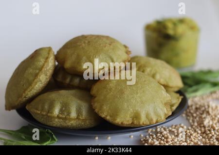 Jowar palak puri o spinaci sorgo fritti pane piatto. Pane fritto fatto di farina di miglio di sorgo e spinaci purei. Servito con purè di patate speziate gr Foto Stock