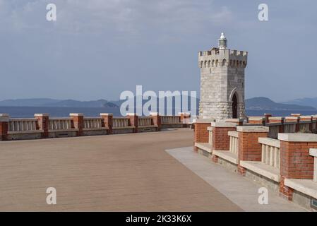 Piombino, Toscana, Italia, Piazza Bovio con vista sull'Isola d'Elba Foto Stock