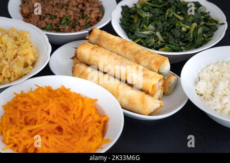 Rotoli a forma di cigar turco. Tradizionale Borek, Burek, cotto, grigliato fresco panini alimentari primavera su sfondo nero. Copia spazio, Vista superiore. Foto Stock