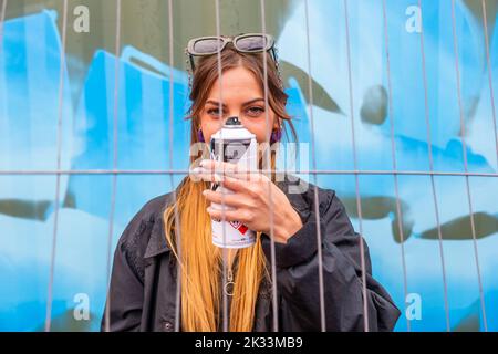 Birmingham, Regno Unito. 24th Set, 2022. 'Lush0121', una delle circa una dozzina di donne artisti di strada graffiti che lavorano sulle pareti a Digbeth come parte dell'High Vis Street Art Festival presso la Tea Works. L'arte di strada di questo tipo è spesso vista come una cultura dominata dagli uomini, ma questo sta cambiando. Credit: Peter Lopeman/Alamy Live News Foto Stock