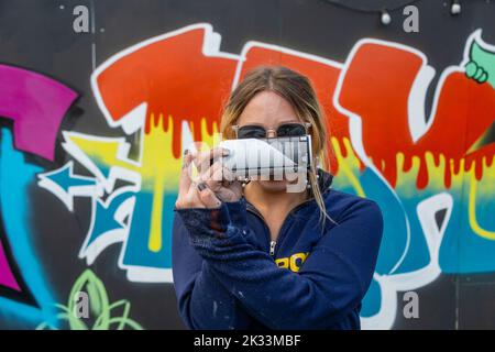 Birmingham, Regno Unito. 24th Set, 2022. 'OK', una delle circa una dozzina di donne artisti di strada graffiti che lavorano sulle pareti di Digbeth come parte dell'High Vis Street Art Festival presso la Tea Works. L'arte di strada di questo tipo è spesso vista come una cultura dominata dagli uomini, ma questo sta cambiando. Credit: Peter Lopeman/Alamy Live News Foto Stock