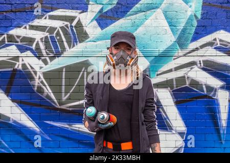 Birmingham, Regno Unito. 24th Set, 2022. 'Annatomix', una delle circa una dozzina di donne artisti di strada graffiti che lavorano sulle pareti a Digbeth come parte del High Vis Street Art Festival presso la Tea Works. L'arte di strada di questo tipo è spesso vista come una cultura dominata dagli uomini, ma questo sta cambiando. Credit: Peter Lopeman/Alamy Live News Foto Stock