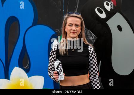 Birmingham, Regno Unito. 24th Set, 2022. 'Rezy', una delle circa una dozzina di donne artisti di strada graffiti che lavorano sulle pareti in Digbeth come parte del High Vis Street Art Festival presso la Tea Works. L'arte di strada di questo tipo è spesso vista come una cultura dominata dagli uomini, ma questo sta cambiando. Credit: Peter Lopeman/Alamy Live News Foto Stock