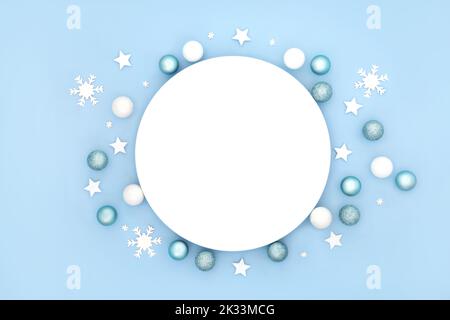 Tavolo di Natale impostazione con piatto, bianco e pastello blu frizzante decorazioni. Astratto design minimal per le festività natalizie Foto Stock