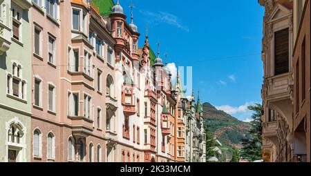 Gli edifici pittoreschi e colorati di Bolzano. Trentino Alto Adige, Italia. Foto Stock