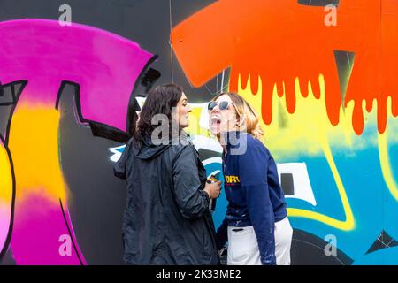 Birmingham, Regno Unito. 24th Set, 2022. 'Zest' e 'OK' condividono un muro come due di una dozzina di artisti di Street graffiti donne che lavorano sulle pareti in Digbeth come parte dell'High Vis Street Art Festival presso The Tea Works. L'arte di strada di questo tipo è spesso vista come una cultura dominata dagli uomini, ma questo sta cambiando. Credit: Peter Lopeman/Alamy Live News Foto Stock