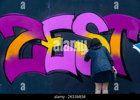 Birmingham, Regno Unito. 24th Set, 2022. 'Zest', una delle circa una dozzina di donne artisti di strada graffiti che lavorano sulle pareti a Digbeth come parte del High Vis Street Art Festival presso le Tea Works. L'arte di strada di questo tipo è spesso vista come una cultura dominata dagli uomini, ma questo sta cambiando. Credit: Peter Lopeman/Alamy Live News Foto Stock