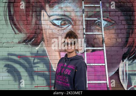 Birmingham, Regno Unito. 24th Set, 2022. 'Cry', una delle circa una dozzina di donne artisti di strada graffiti che lavorano sulle pareti di Digbeth come parte dell'High Vis Street Art Festival presso le Tea Works. L'arte di strada di questo tipo è spesso vista come una cultura dominata dagli uomini, ma questo sta cambiando. Credit: Peter Lopeman/Alamy Live News Foto Stock