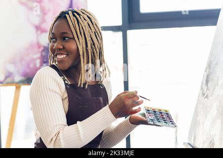 Giovane studente africano con piercing al naso del setto presso lo studio d'arte Foto Stock